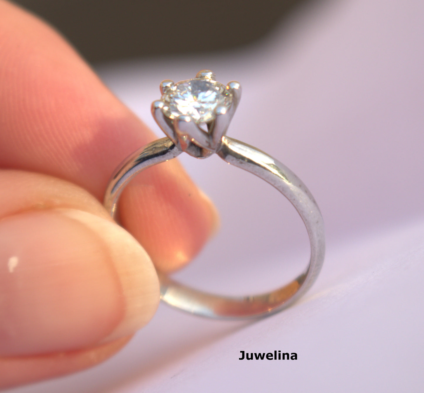 18 kt witgouden ring gezet met natuurlijke diamant van 0.85 ct