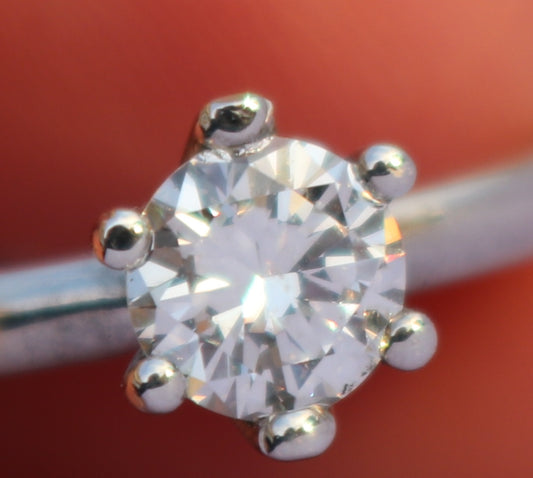 18 kt witgouden ring gezet met natuurlijke diamant van 0.85 ct