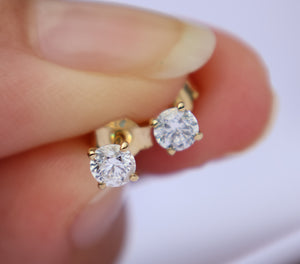 VERKOCHT 14 kt gouden oorbellen met 0.60 ct diamanten