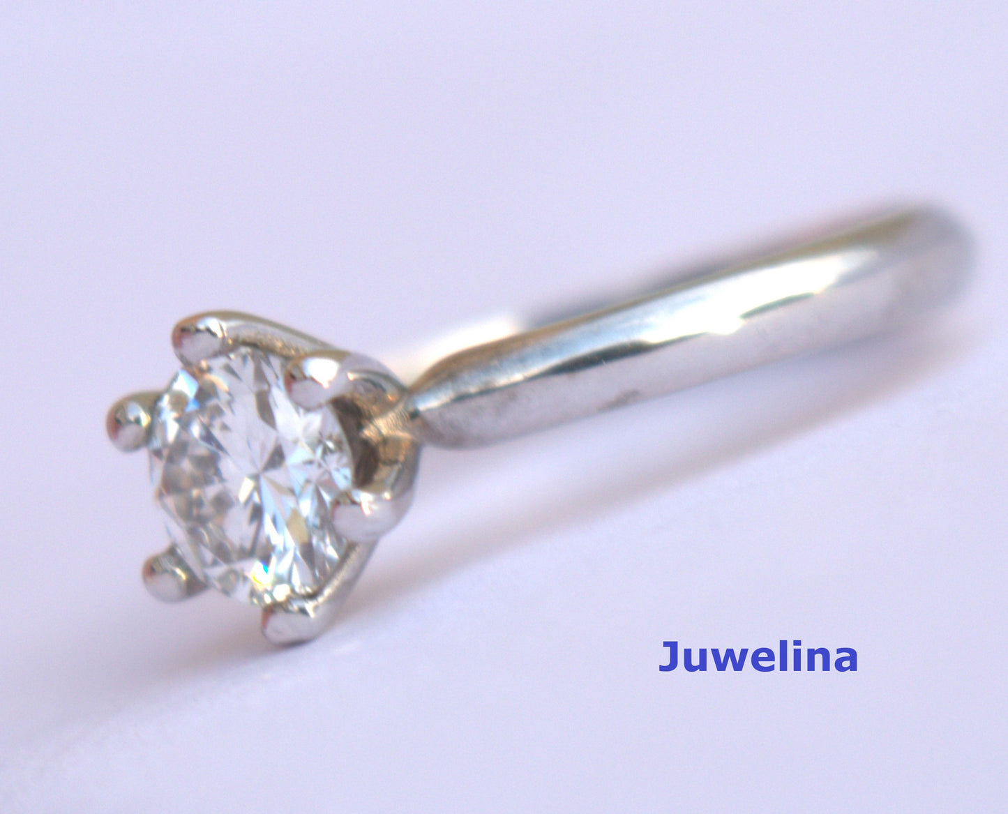 18 kt witgouden ring gezet met natuurlijke diamant van 0.85 ct