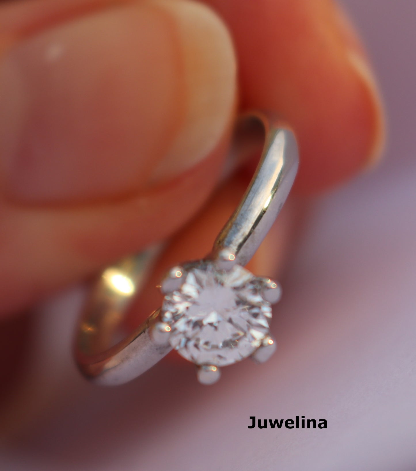 18 kt witgouden ring gezet met natuurlijke diamant van 0.85 ct